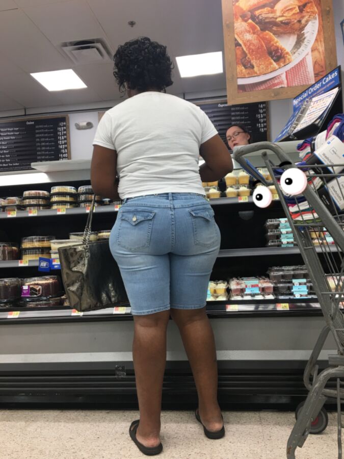 Spotted this older ebony granny in the store with a wide bubble ass. 