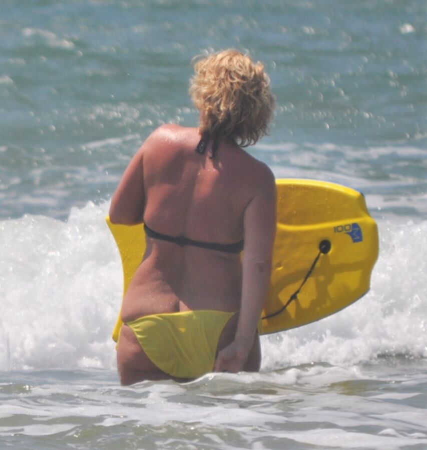 Free porn pics of My yellow bikini pissing in the Sea Linda Finemb 3 of 28 pics