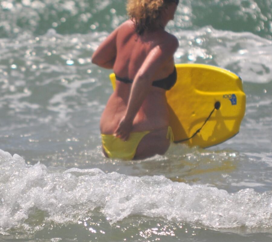 Free porn pics of My yellow bikini pissing in the Sea Linda Finemb 1 of 28 pics