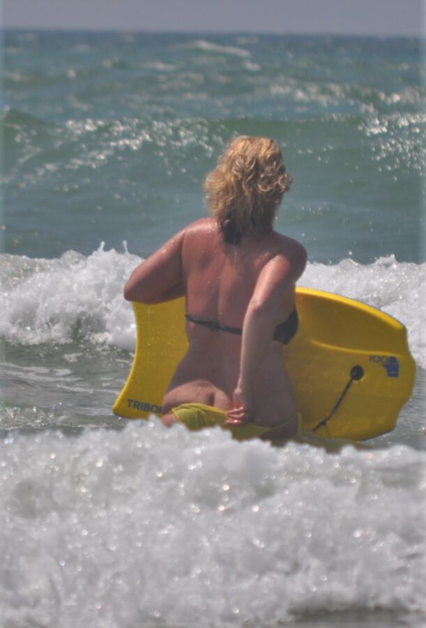 Free porn pics of My yellow bikini pissing in the Sea Linda Finemb 11 of 28 pics