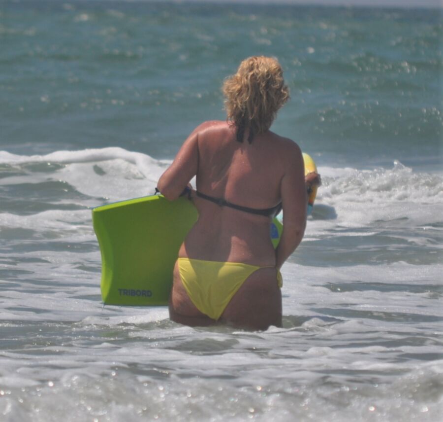 Free porn pics of My yellow bikini pissing in the Sea Linda Finemb 16 of 28 pics