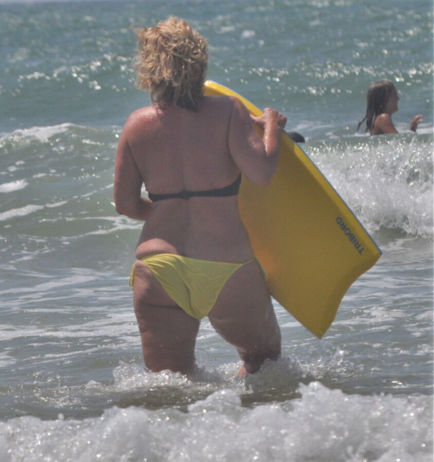 Free porn pics of My yellow bikini pissing in the Sea Linda Finemb 5 of 28 pics