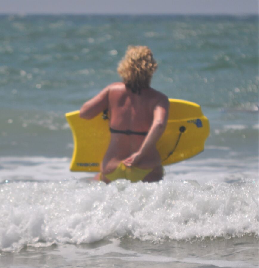 Free porn pics of My yellow bikini pissing in the Sea Linda Finemb 10 of 28 pics