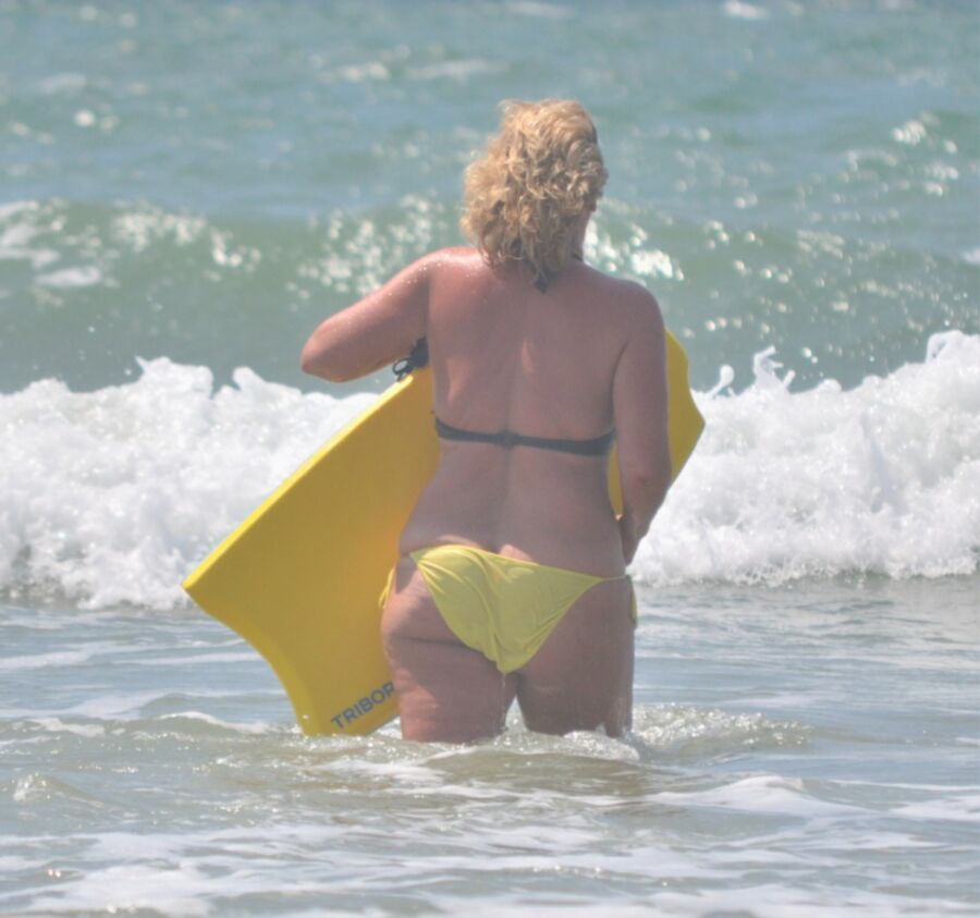 Free porn pics of My yellow bikini pissing in the Sea Linda Finemb 7 of 28 pics