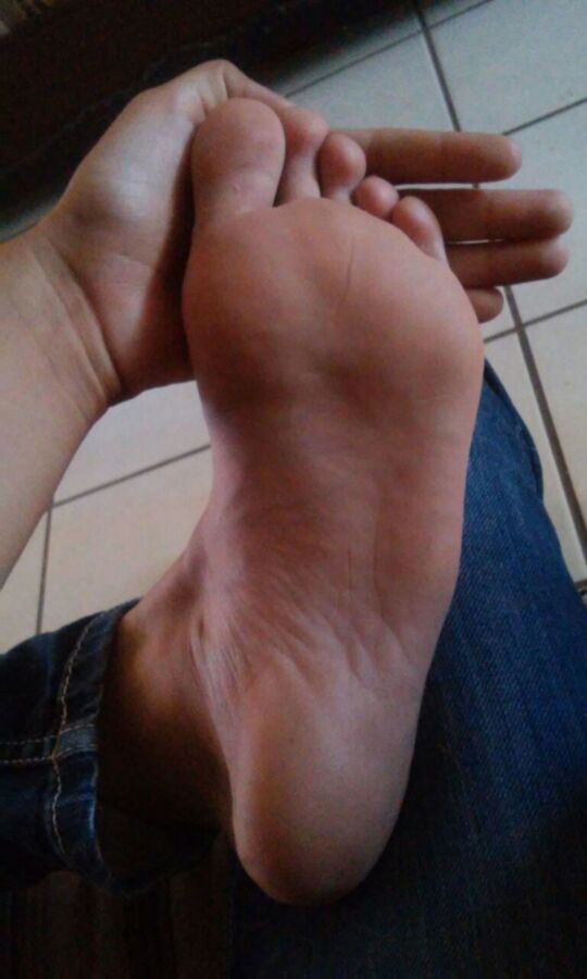 Free porn pics of Latina big feet soles 4 of 13 pics