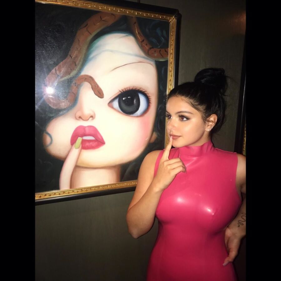 Free porn pics of Ariel Winter - Dressed like a whore 4 of 9 pics
