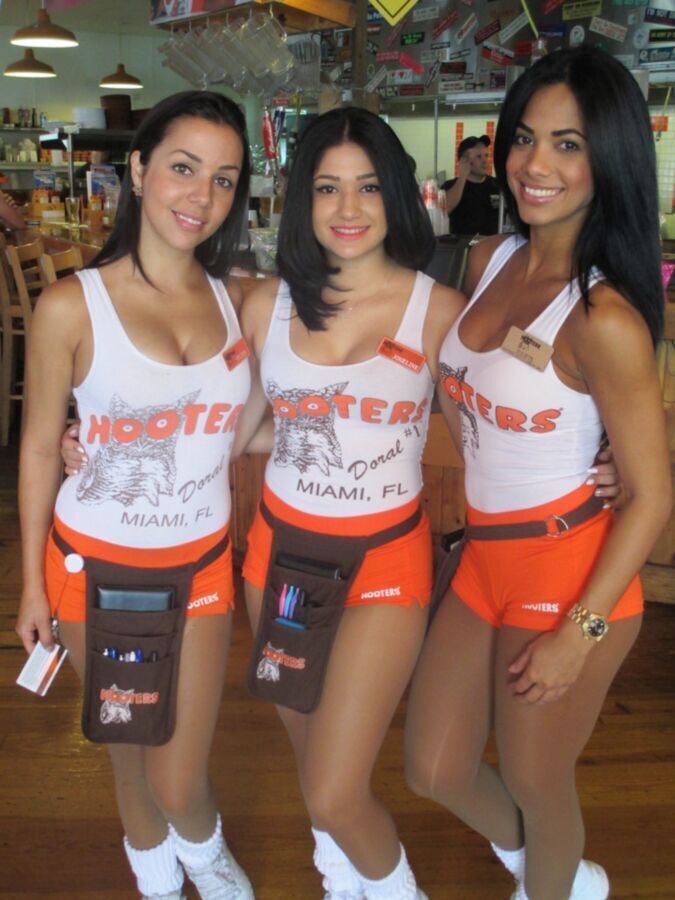 Free porn pics of Hooters girls 10 of 43 pics