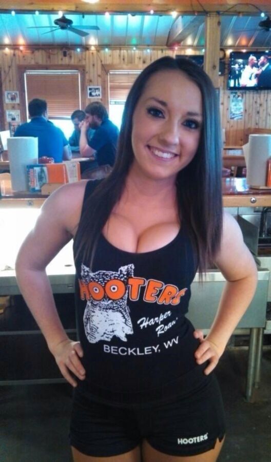 Free porn pics of Hooters girls 3 of 43 pics