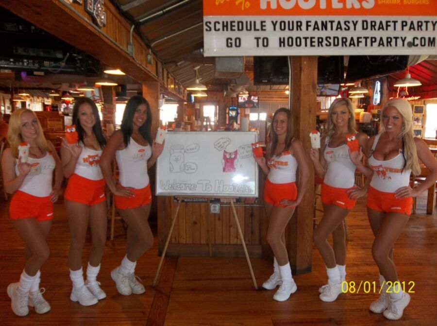 Free porn pics of Hooters girls 12 of 43 pics
