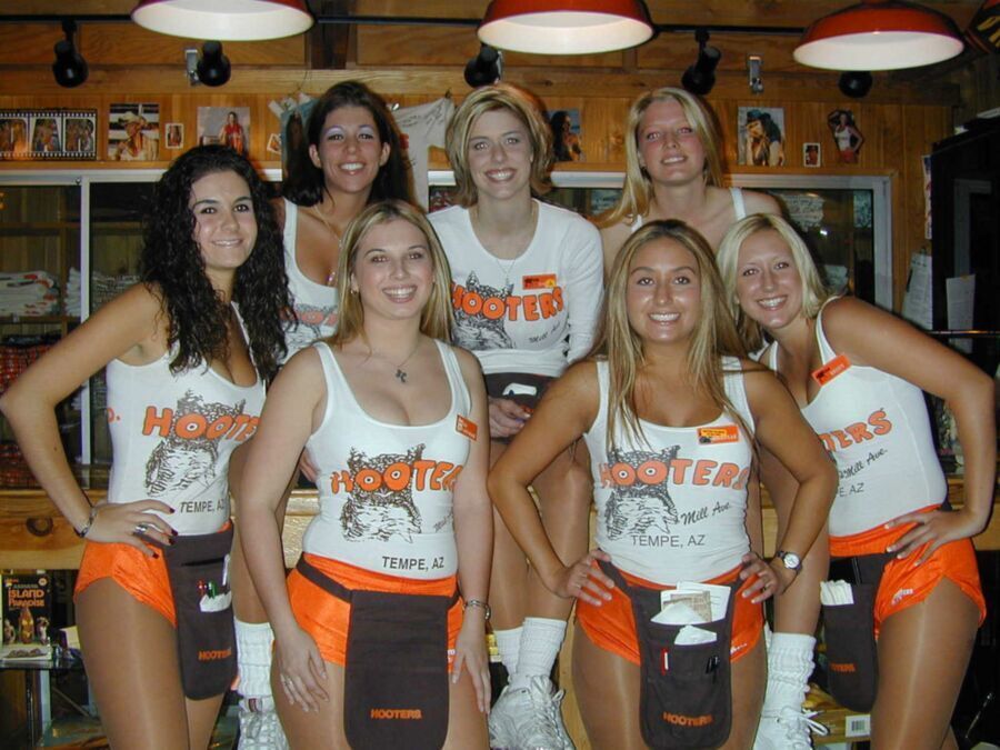 Free porn pics of Hooters girls 7 of 43 pics