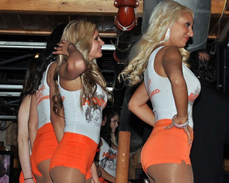 Free porn pics of Hooters girls 15 of 43 pics