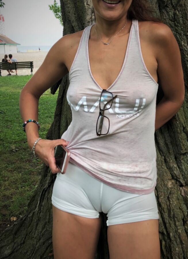 Free porn pics of Amateur MILF public cameltoe 3 of 5 pics