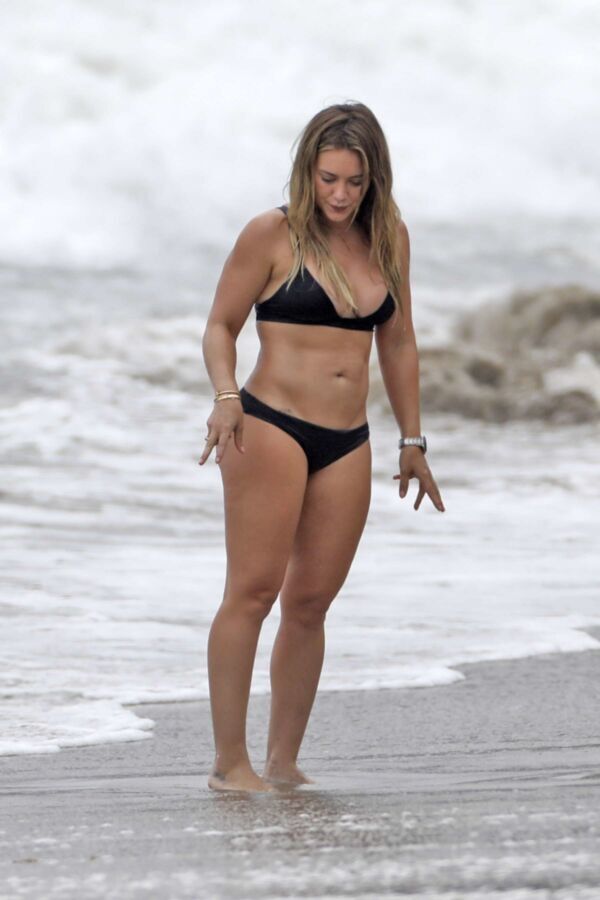 Free porn pics of Hillary Duff in bikini 17 of 32 pics