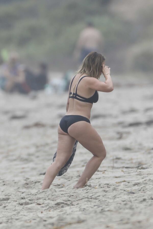 Free porn pics of Hillary Duff in bikini 12 of 32 pics