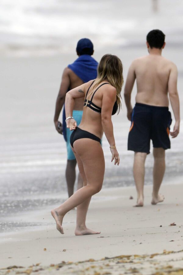 Free porn pics of Hillary Duff in bikini 21 of 32 pics