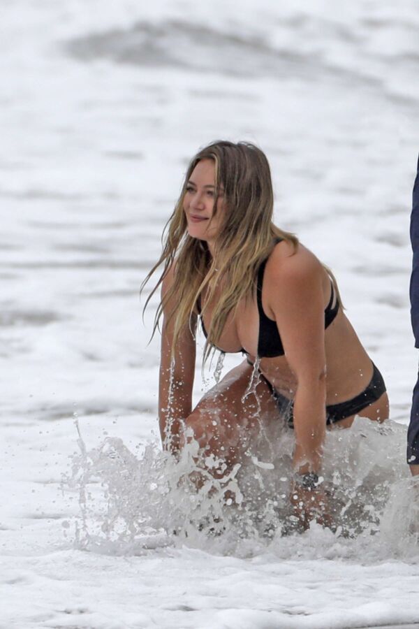 Free porn pics of Hillary Duff in bikini 15 of 32 pics