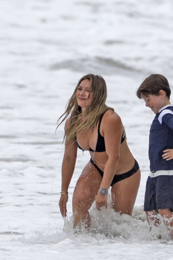 Free porn pics of Hillary Duff in bikini 23 of 32 pics