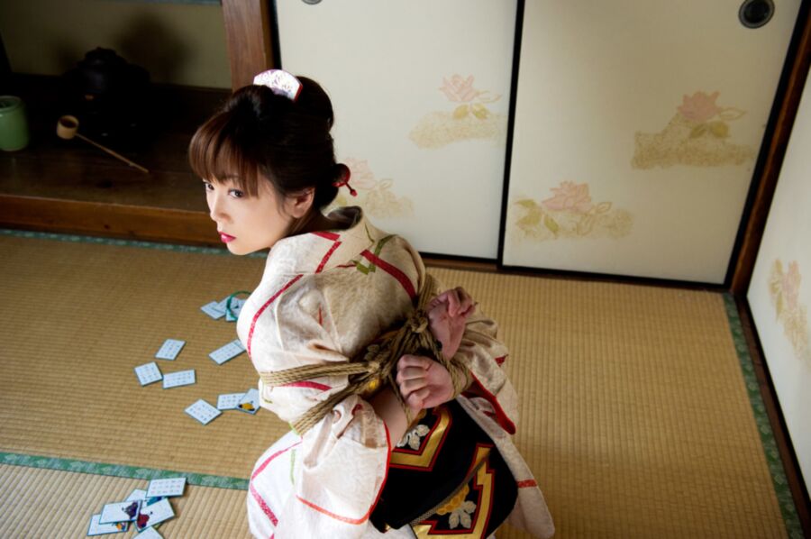 Free porn pics of Asian girl Kirihara tied up. 19 of 178 pics