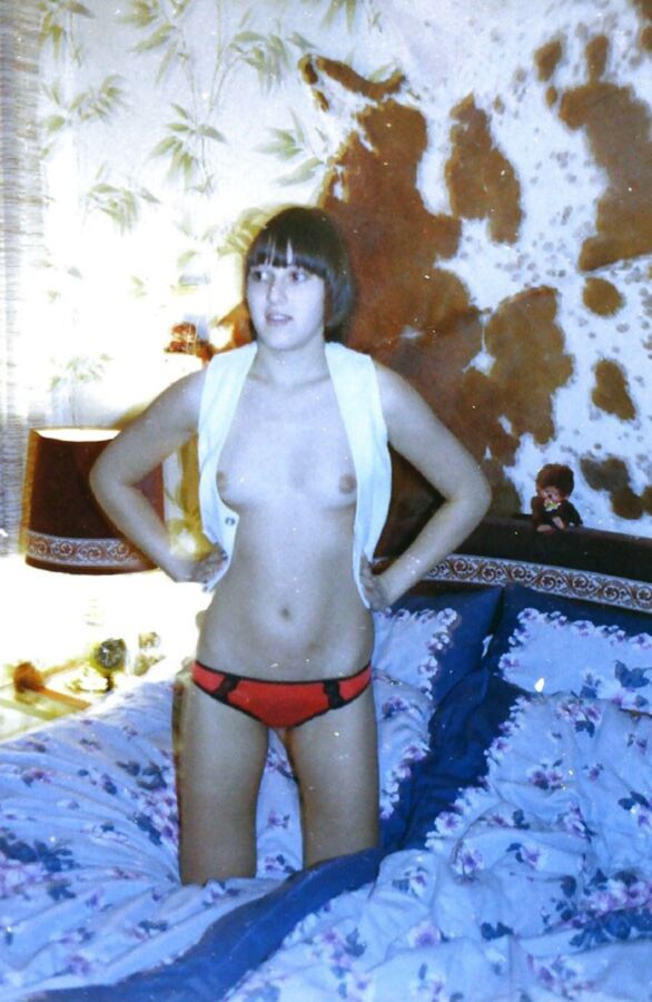 Free porn pics of Vintage Amateur Slut 23 of 31 pics