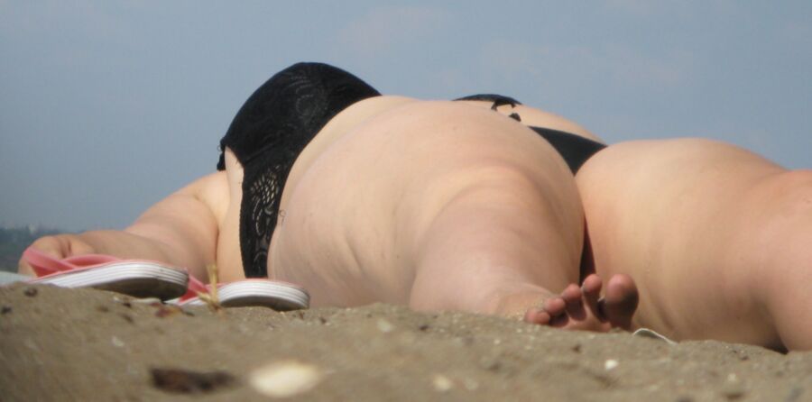 Free porn pics of Hot Fat Ass Girl beach candid  8 of 44 pics