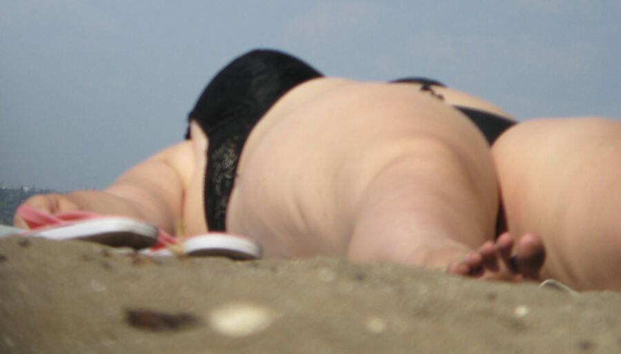 Free porn pics of Hot Fat Ass Girl beach candid  7 of 44 pics