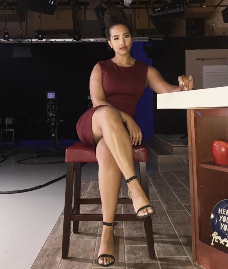 Free porn pics of MY favorite news anchor 10 of 33 pics