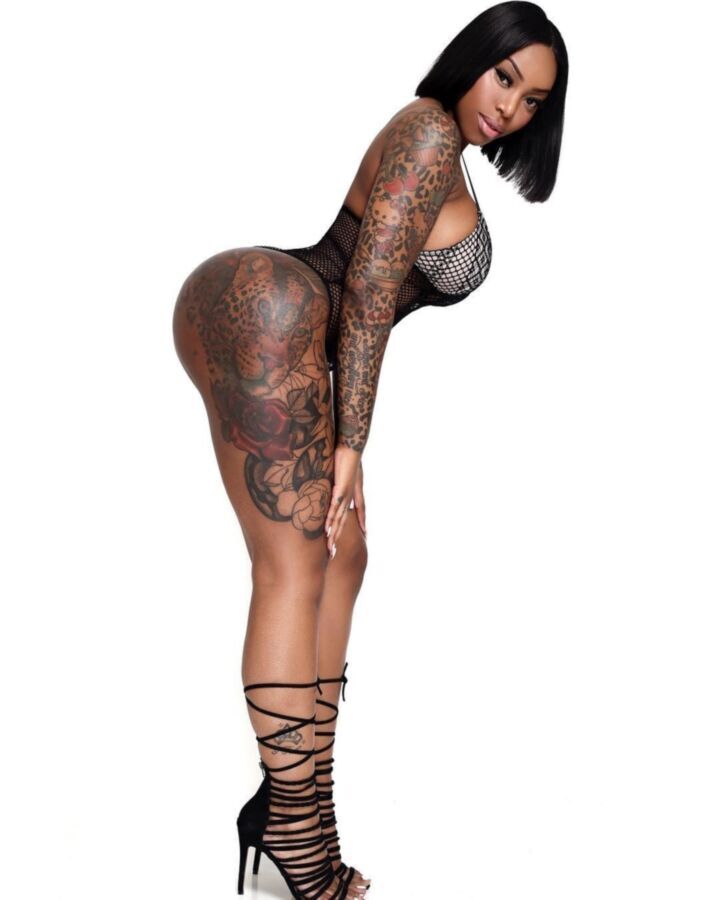 Ebony Taetowierte Sexspielzeuge Kuessen