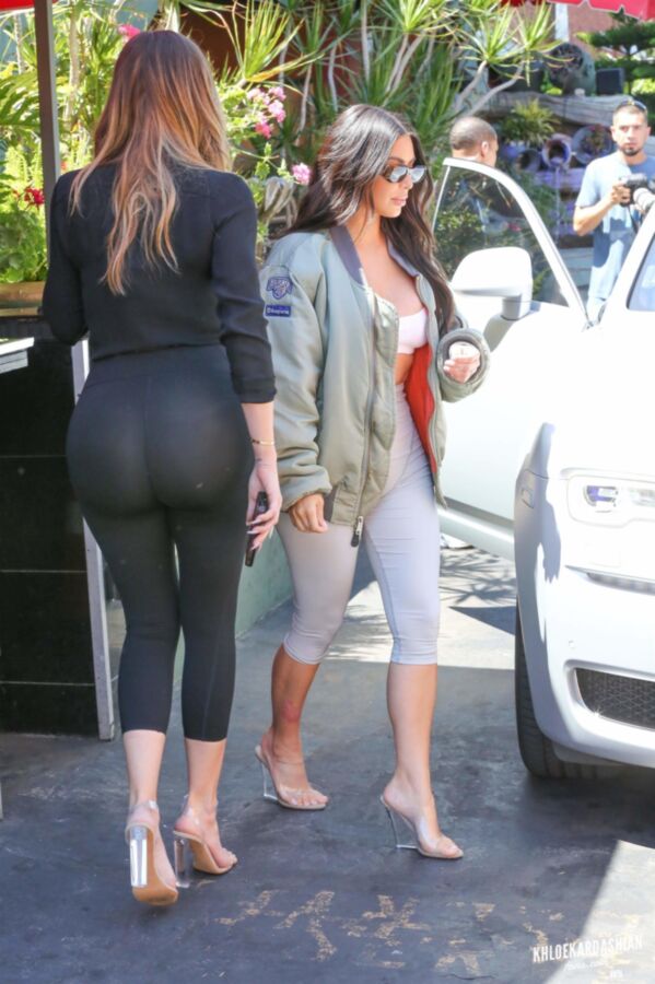 Free porn pics of Khloe Kardashian big butt 3 of 5 pics
