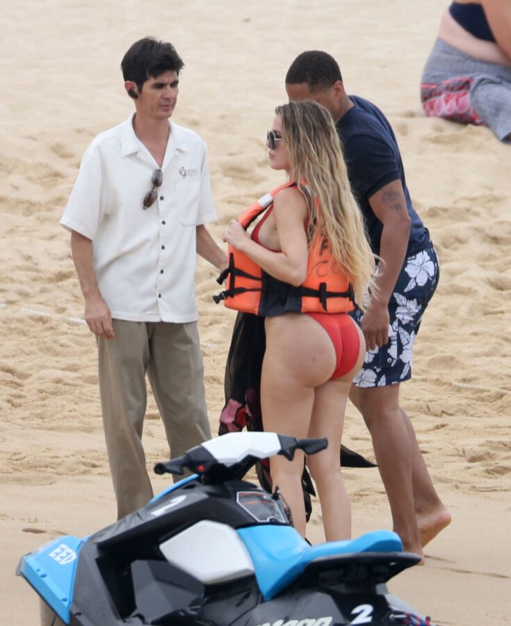 Free porn pics of Khloe Kardashian Ass on the beach 3 of 10 pics