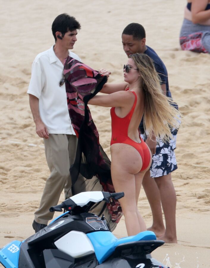 Free porn pics of Khloe Kardashian Ass on the beach 6 of 10 pics