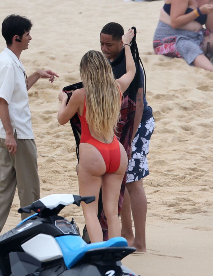 Free porn pics of Khloe Kardashian Ass on the beach 5 of 10 pics