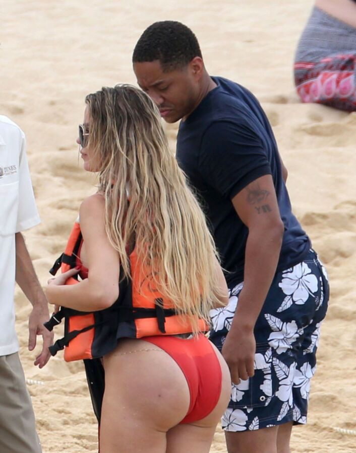 Free porn pics of Khloe Kardashian Ass on the beach 7 of 10 pics