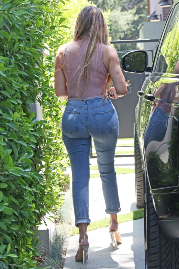 Free porn pics of Khloe Kardashian in Jeans 2 of 7 pics