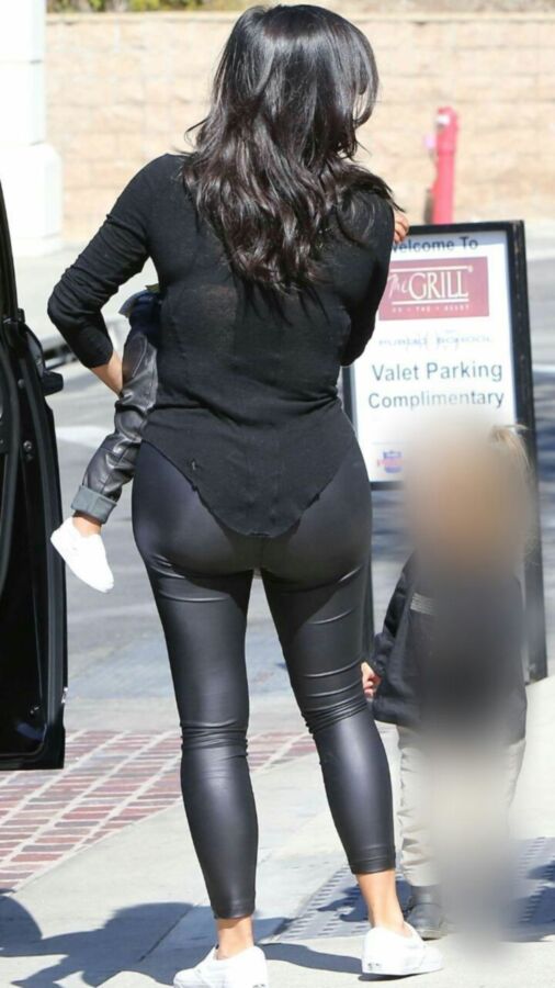 Free porn pics of Kim Kardashian butt 5 of 10 pics