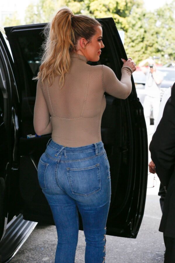 Free porn pics of Khloe Kardashian big ass in tight jeans 2 of 7 pics