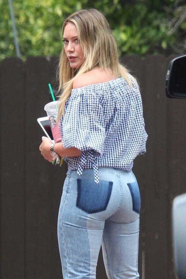 Free porn pics of Hilary Duff booty in jeans 7 of 8 pics