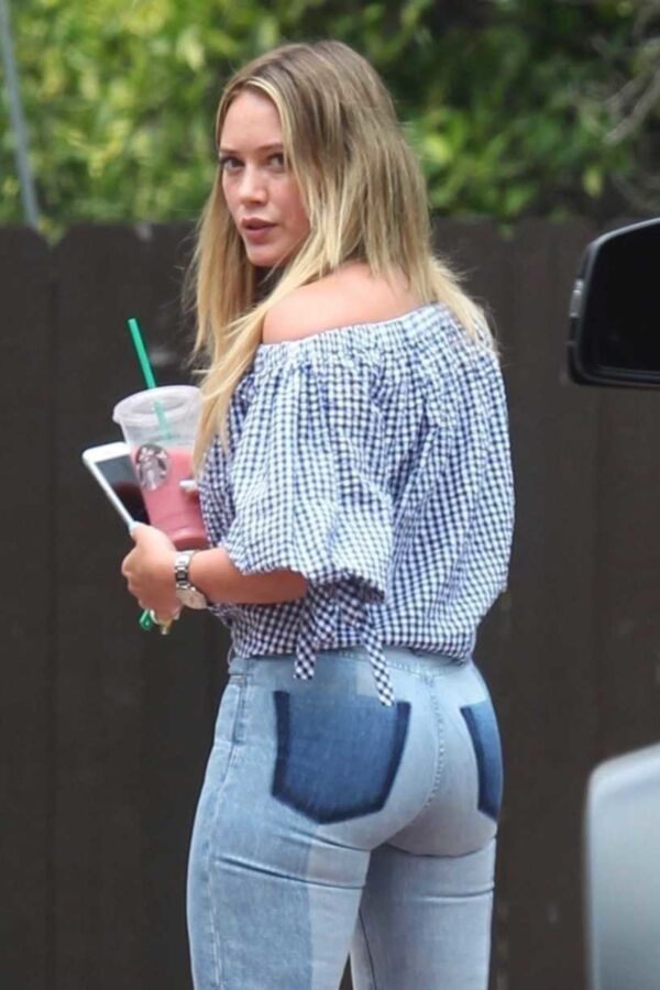 Free porn pics of Hilary Duff booty in jeans 6 of 8 pics