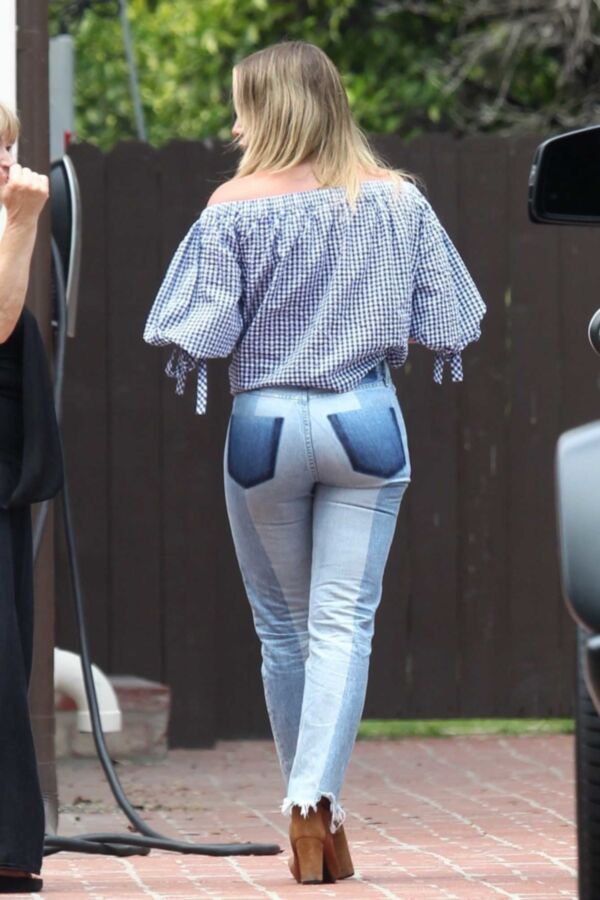Free porn pics of Hilary Duff booty in jeans 3 of 8 pics