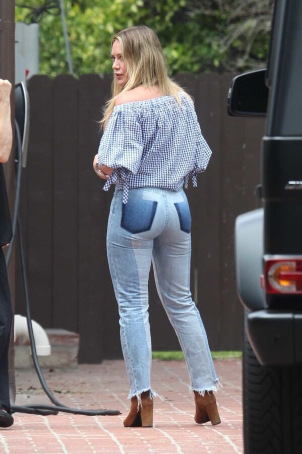 Free porn pics of Hilary Duff booty in jeans 4 of 8 pics
