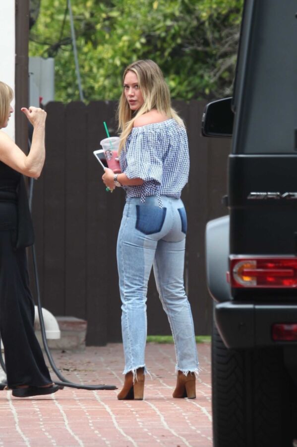 Free porn pics of Hilary Duff booty in jeans 5 of 8 pics