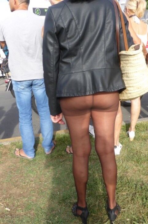 Free porn pics of Pantyhose in public 16 of 17 pics