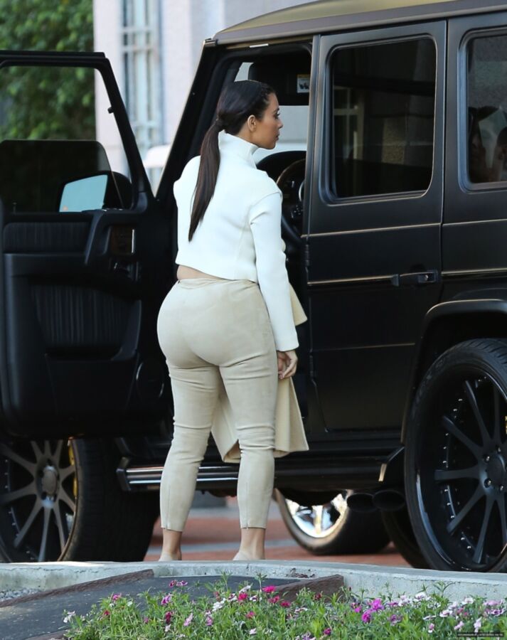 Free porn pics of Kim Kardashian booty 9 of 10 pics