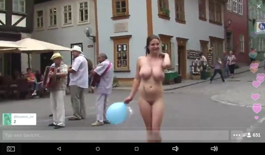 Nackt spazieren gehen