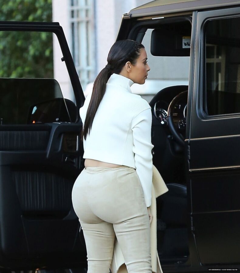 Free porn pics of Kim Kardashian booty 1 of 10 pics