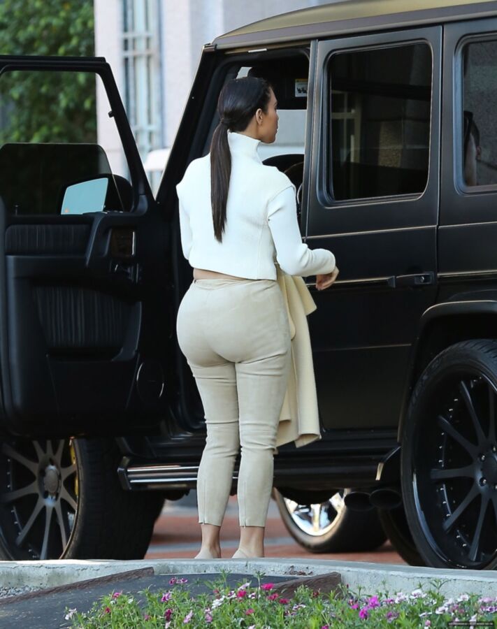 Free porn pics of Kim Kardashian booty 5 of 10 pics
