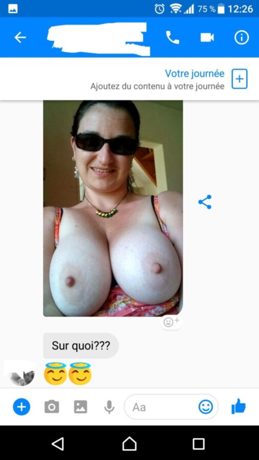 Free porn pics of Hot wife texting  11 of 17 pics