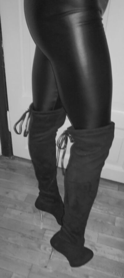 Free porn pics of Black leggings and boots.  1 of 12 pics