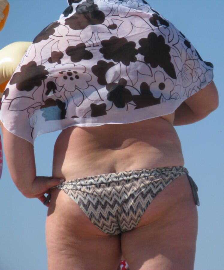 Free porn pics of Fat Ass Mom candid  4 of 6 pics