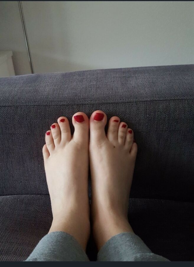 Free porn pics of Elise feet gallery 6 of 7 pics