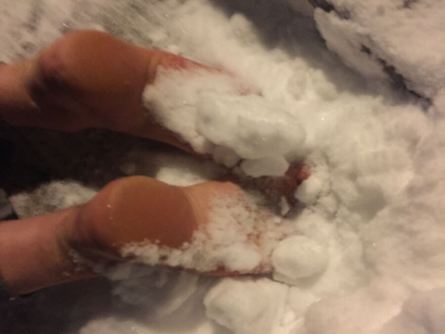 Free porn pics of bare feet in snow 4 of 5 pics